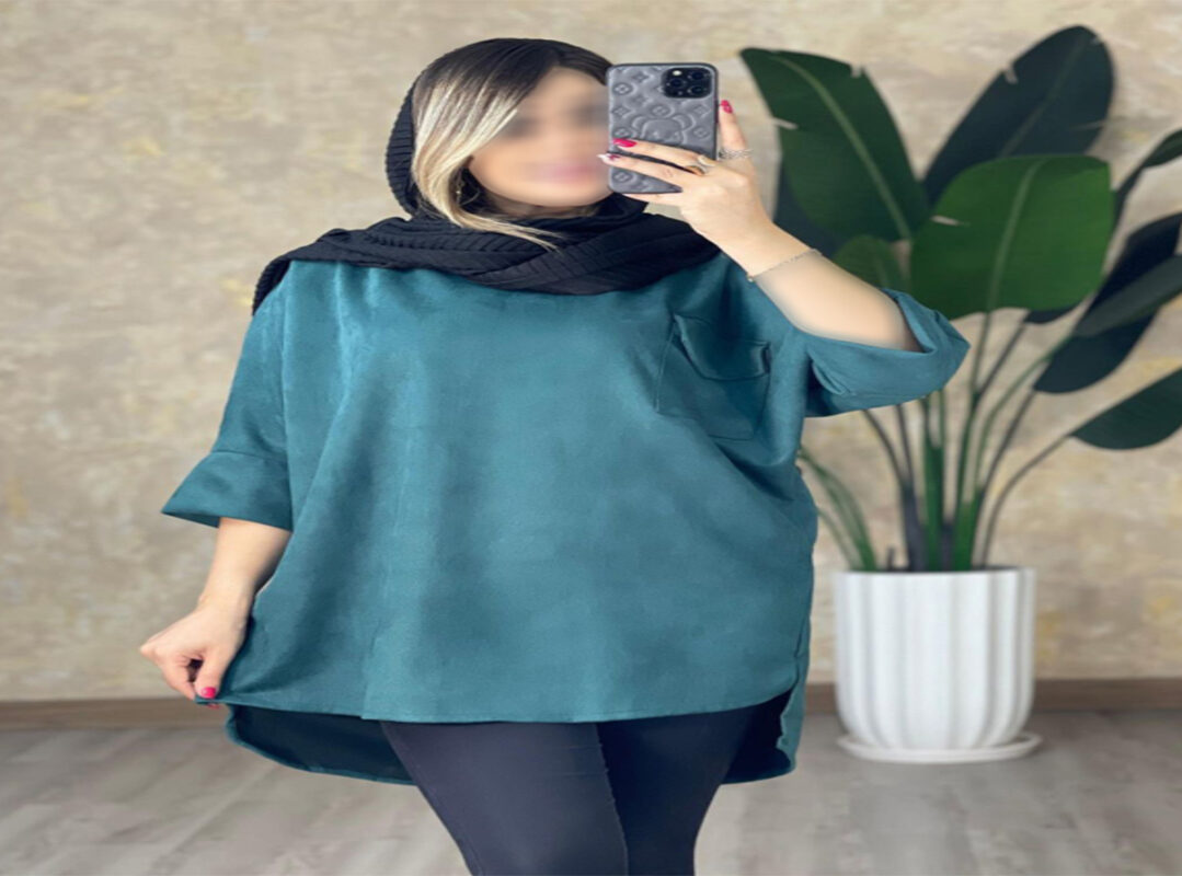 پالتوی زنانه بلند از پارچه سوییت به رنگ قهوه‌ای روشن، دارای طراحی جلو بسته، بدون یقه، آستین بلند و برش‌های ساده، مناسب برای استایل‌های مینیمال و پاییزی.