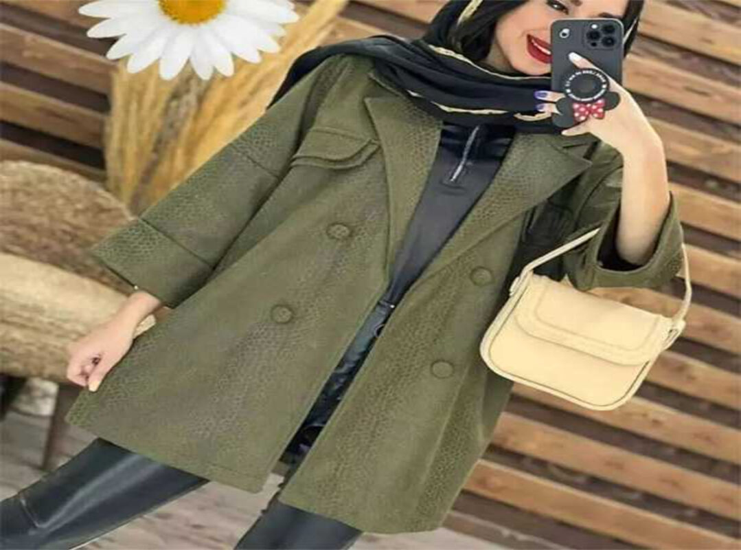 پالتوی کتی زنانه از جنس پارچه سوییت مخمل، با طراحی کوتاه و دکمه‌های درشت مشکی در جلو، یقه کلاسیک و برش‌های ساده، مناسب استایل‌های روزمره و نیمه‌رسمی.