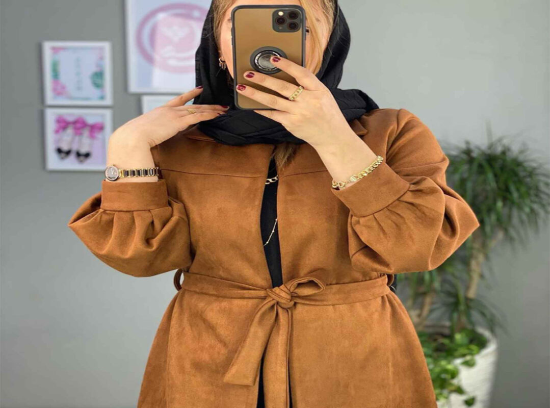 مانتو زنانه کمربنددار با فرم کتی و پارچه مخمل سوییت مناسب استایل رسمی و اداری